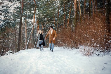 parkta yürüyen mutlu çift