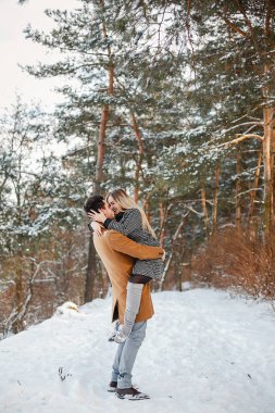 parkta yürüyen mutlu çift