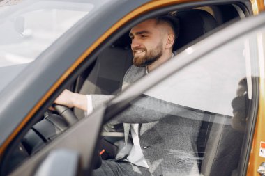 Bir araba salonunda yakışıklı ve zarif bir adam.