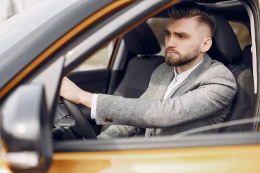 Bir araba salonunda yakışıklı ve zarif bir adam.