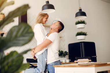 Güzel bir çift mutfakta vakit geçirir.