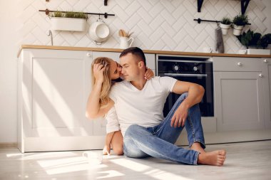 Güzel bir çift mutfakta vakit geçirir.