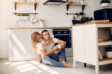 Güzel bir çift mutfakta vakit geçirir.