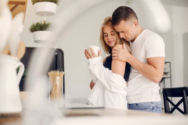 Güzel bir çift mutfakta vakit geçirir.