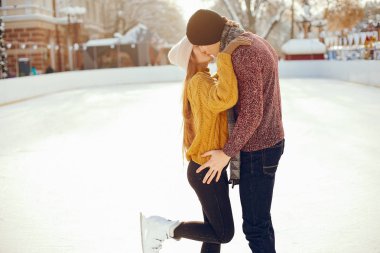 Bir Ice arena içinde şirin çift