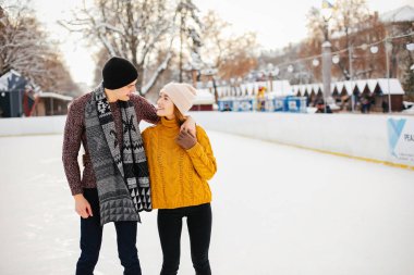 Bir Ice arena içinde şirin çift