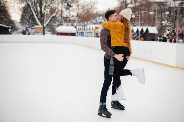 Bir Ice arena içinde şirin çift