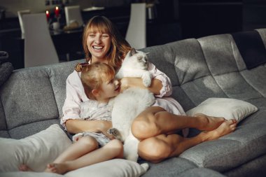 Anne ve kızı evde.