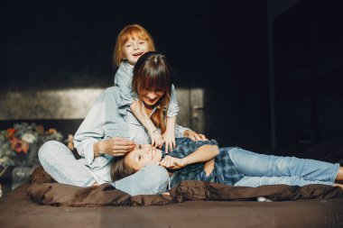 Anne ile kızı evde