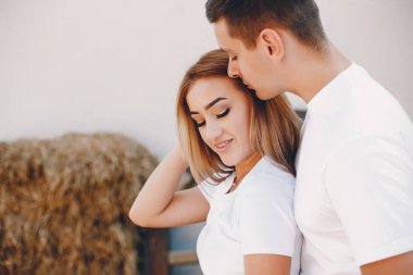 Güzel bir çift yaz şehrinde vakit geçirir.