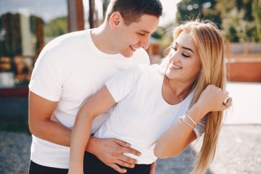 Güzel bir çift yaz şehrinde vakit geçirir.