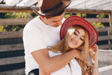 Güzel bir çift yaz parkında vakit geçirir.