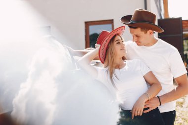 Güzel çift bir atile vakit geçirmek