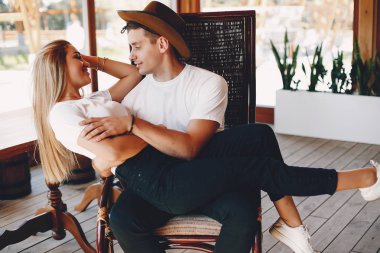 Güzel bir çift yaz şehrinde vakit geçirir.