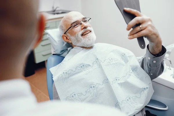 Stary człowiek siedzi w biurze Dentyści — Zdjęcie stockowe