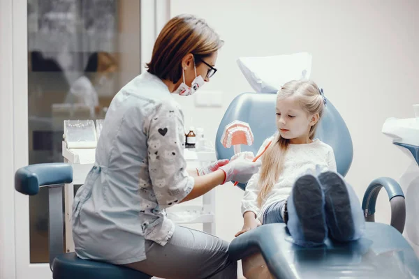 Cute little girl sitting in the dentists office — Stock Photo, Image