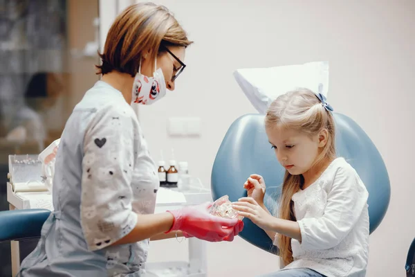 Schattig klein meisje zitten in het kantoor van de tandartsen — Stockfoto