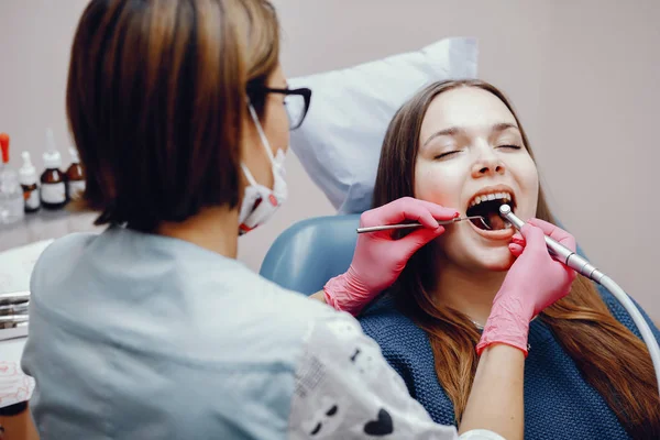 Menina bonita sentada no escritório de dentistas — Fotografia de Stock