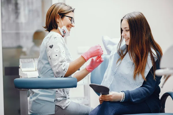 Beautiful girl sitting in the dentists office — Stock Photo, Image