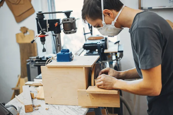 De timmerman werkt met een boom — Stockfoto