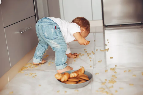 Menino em casa — Fotografia de Stock