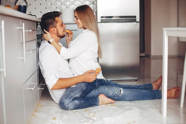 Schönes Paar zu Hause — Stockfoto