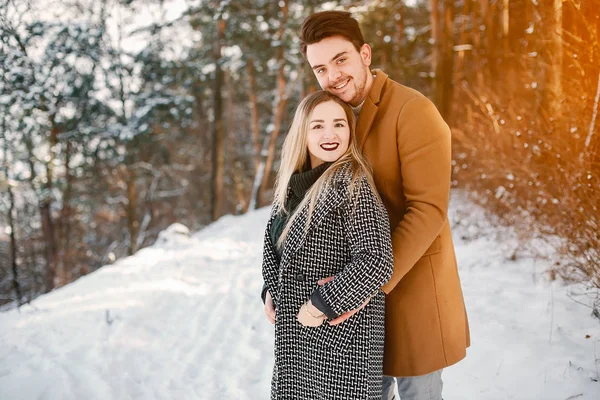 Couple heureux marchant dans le parc — Photo