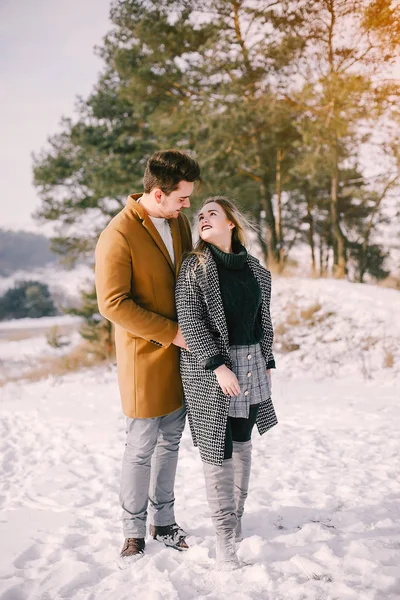 Couple heureux marchant dans le parc — Photo