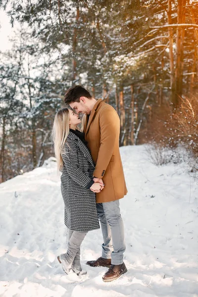 Couple heureux marchant dans le parc — Photo