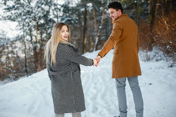 Casal feliz andando pelo parque — Fotografia de Stock