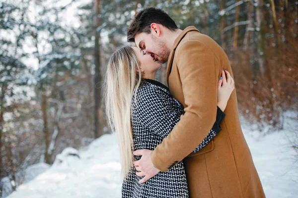 Couple heureux marchant dans le parc — Photo