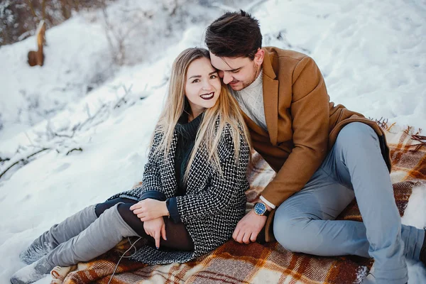 Boldog fiatal pár a parkban — Stock Fotó