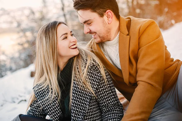 Heureux jeune couple dans le parc — Photo