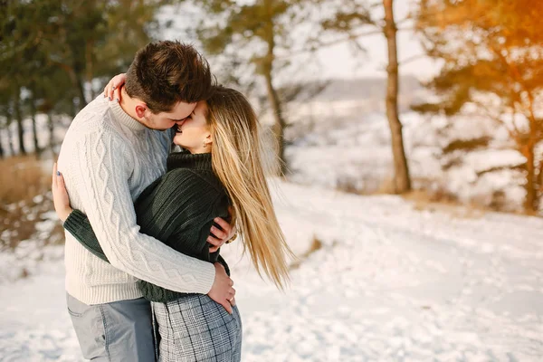 Heureux jeune couple dans le parc — Photo