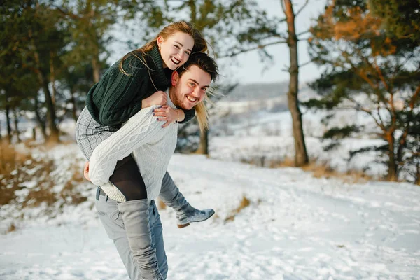 Feliz jovem casal no parque — Fotografia de Stock