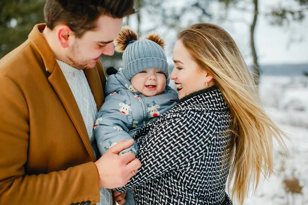 Glückliche dreiköpfige Familie im Park — Stockfoto