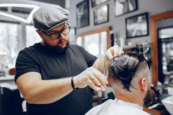 Elegante hombre sentado en una barbería —  Fotos de Stock