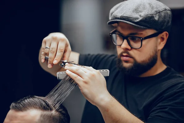 Stilvoller Mann sitzt in einem Friseurladen — Stockfoto