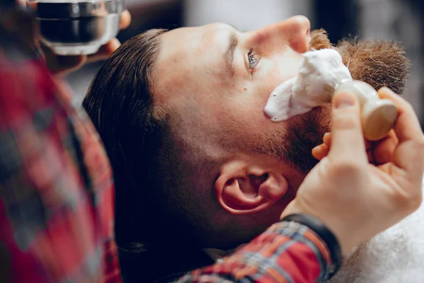 Homem elegante sentado em uma barbearia — Fotografia de Stock