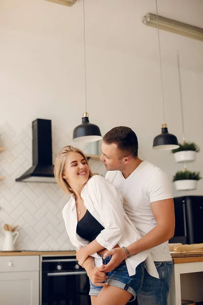 Belo casal passar tempo em uma cozinha — Fotografia de Stock