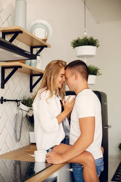 Güzel bir çift mutfakta vakit geçirir.