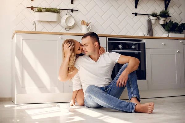 Güzel bir çift mutfakta vakit geçirir.