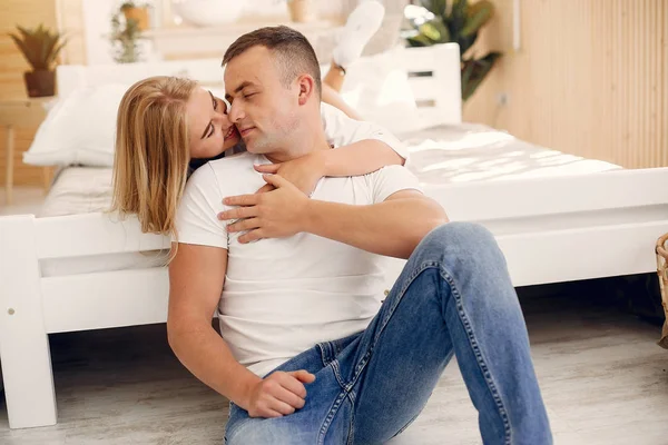 Hermosa pareja pasar tiempo en un baño — Foto de Stock