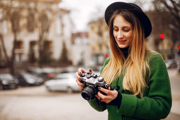 Bir bahar parkında yürüyen güzel kadın