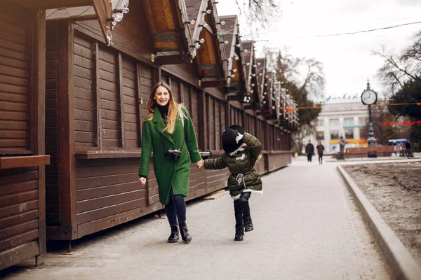 봄의 도시에서 귀엽고 세련된 가족 — 스톡 사진