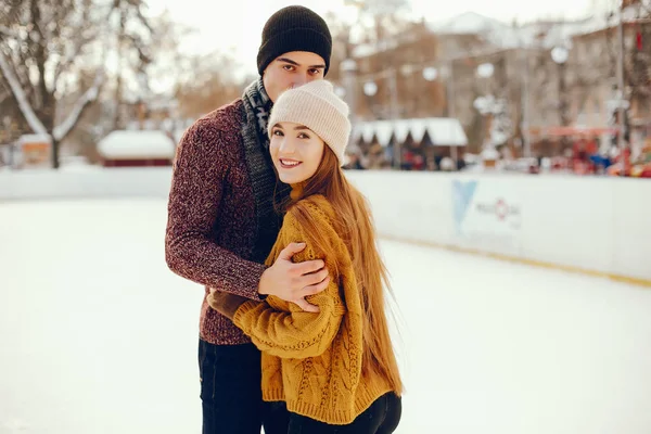 Casal bonito em uma arena de gelo — Fotografia de Stock