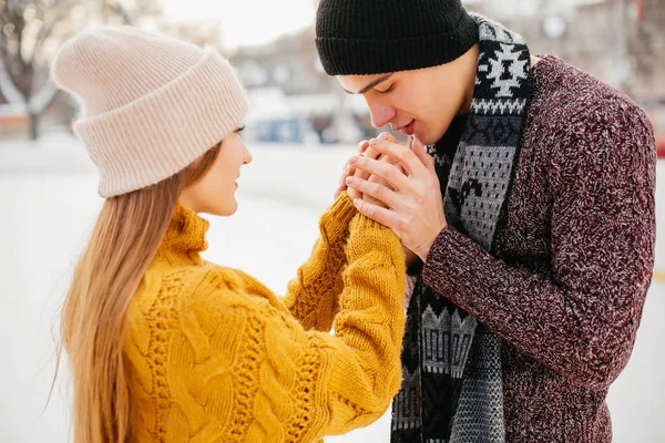 Linda pareja en una arena de hielo —  Fotos de Stock