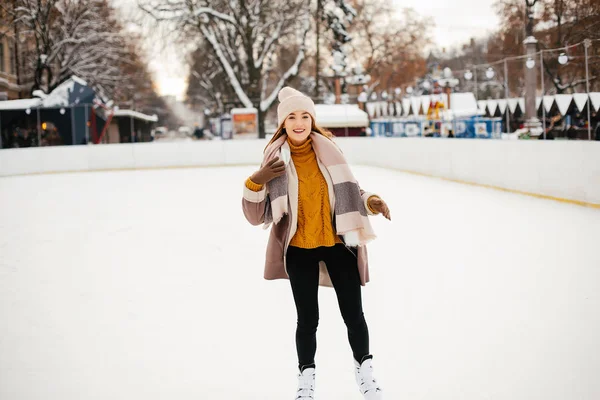 Menina bonito e bonito em uma cidade de inverno — Fotografia de Stock