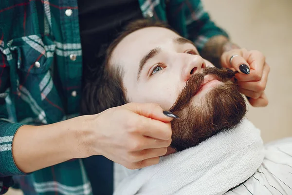 Homem elegante sentado em uma barbearia — Fotografia de Stock