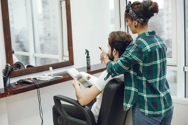 Stylish man sitting in a barbershop — Stock Photo, Image